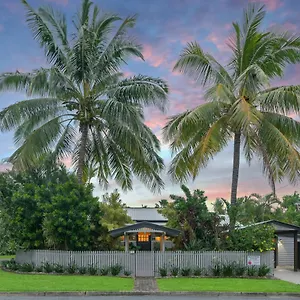  Holiday home Sweet Creek Cottage, Palm Cove, 200m To Beach, Heated Pool, Pets